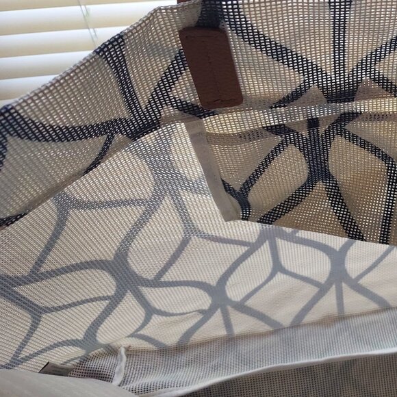 Barnes & Noble Summer Tote - Picture 3 of 10